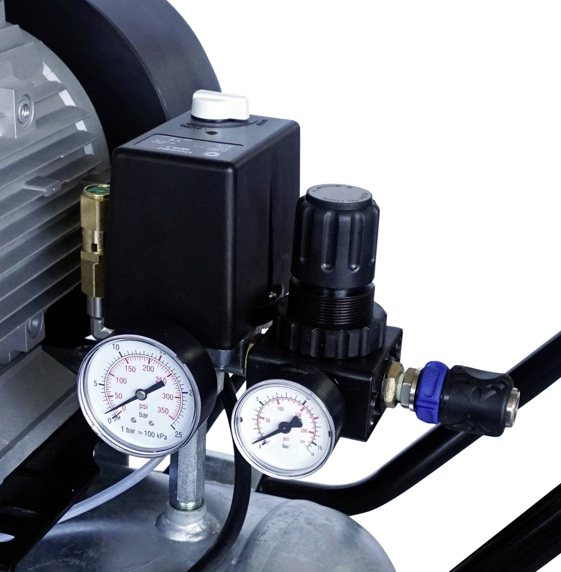 'Bliski kadar kompresora s dva manometra i regulatora za nadzor i podešavanje tlaka u stroju.'