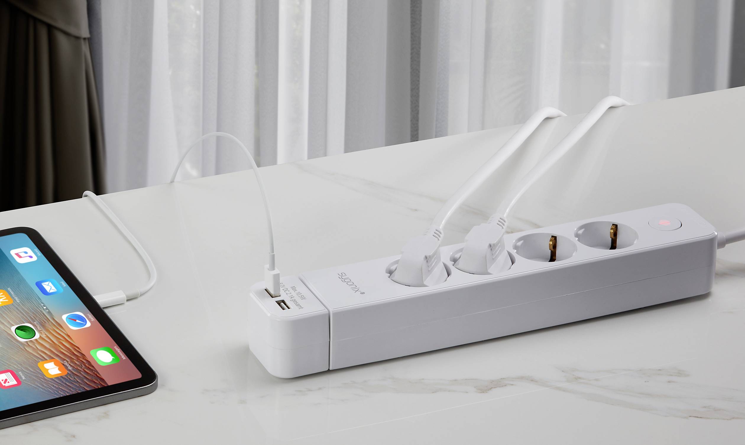 Višostruka utičnica s USB priključcima; tri uključena kabela. Tablet se priključuje i puni putem USB-a.
