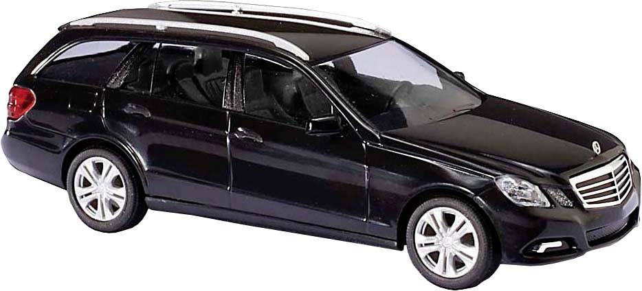 Crni modelni automobil kombija sa srebrnim naplatcima i krovnim nosačem prtljage, prikaz s lijeve strane profila.
