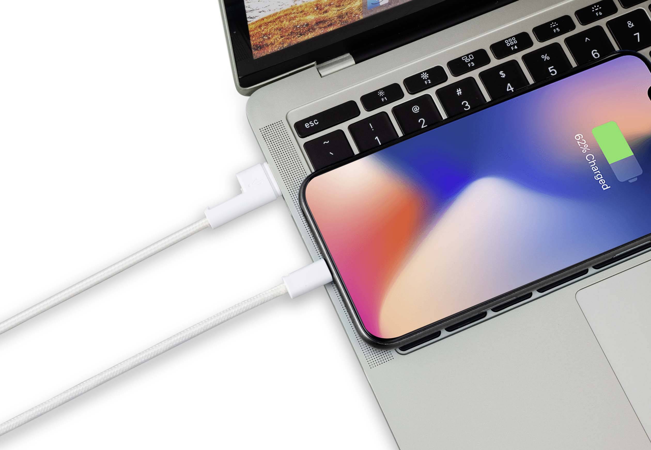 Pametni telefon se putem USB kabela napaja na prijenosnom računalu, zaslon pokazuje '65% napunjeno'.