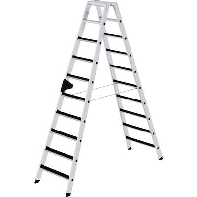 Dvostupanjska aluminijska ljestve otvorene su i spremne za rad na visini.