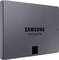 Siva Samsung Solid State Drive (SSD) prikazana sa strane. Natpis pokazuje logo marke i oznaku 'Solid State Drive'.