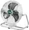 Metalbni podni ventilator s tri crna krila i stabilnim okvirom. Idealan za prozračivanje velikih prostorija.
