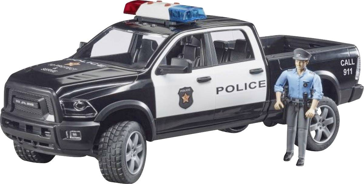 Crno policijsko igračka automobila s natpisom 'Police', crvenim i plavim svjetlima. Pored njega stoji figurica u policijskoj uniformi.