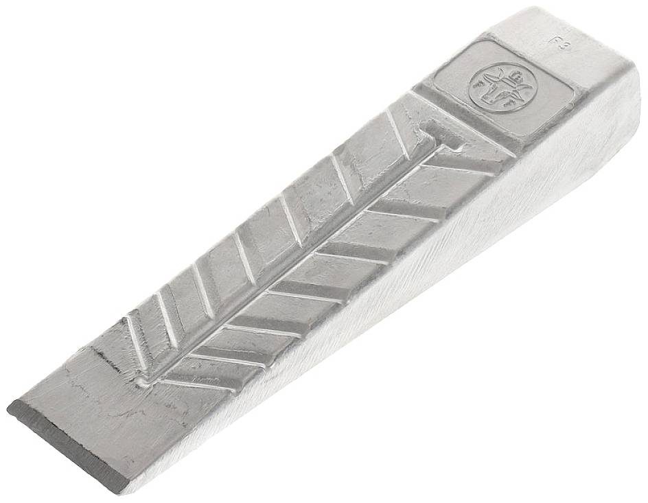 Metalski klin izrađen od srebrenkastog materijala s rebrasto teksturiranom površinom, često korišten za cijepanje drva.