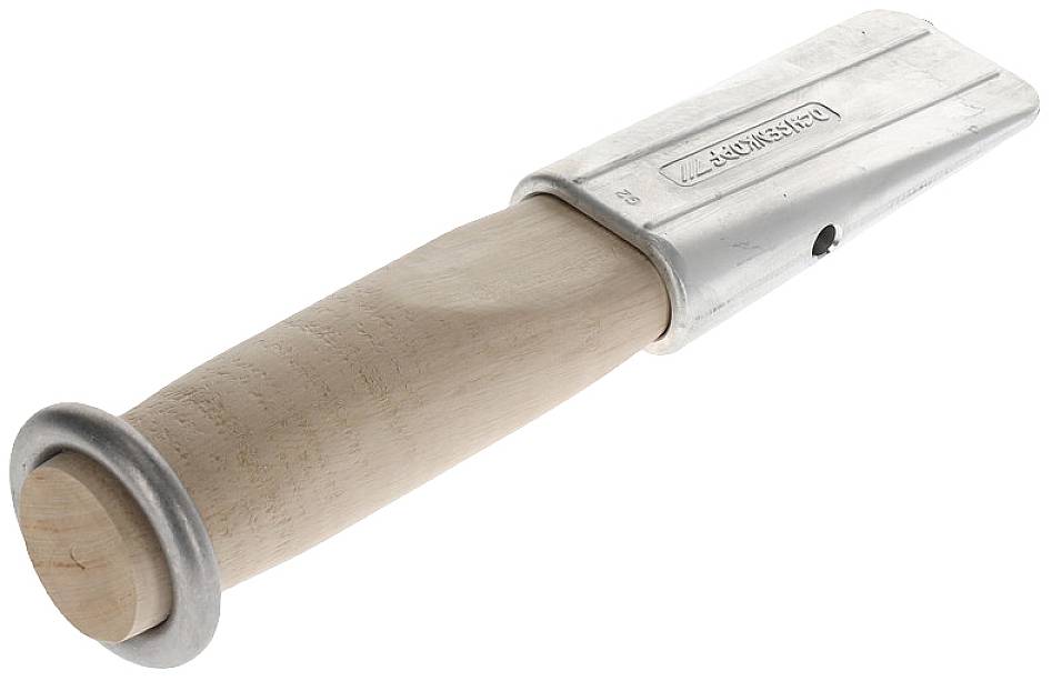 Štap za punjenje kobasica s drvenom ručkom i metalnim nastavkom, koji se koristi za gurnanje mesa u punilicu za kobasice, na bijeloj pozadini.