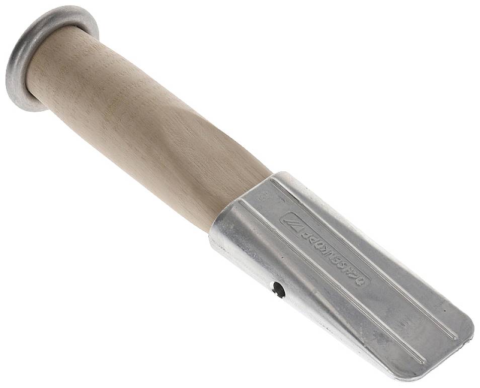 Tradicionalni rezač biskvita s drvenom ručkom i metalnim nožem, koji se koristi za rezanje tortnih podloga, leži na bijeloj podlozi.