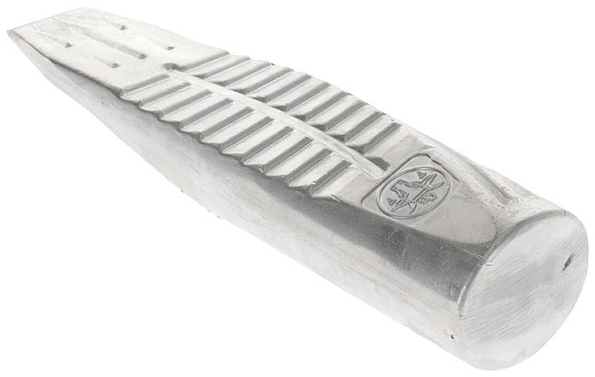 Metalni klinasti klin s nazubljenom površinom i zaobljenim krajem, često korišten u šumarstvu za cijepanje debala.