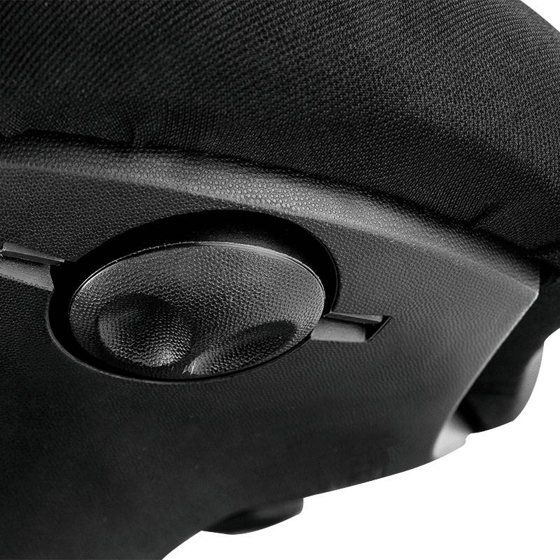 Bliska snimka crnog zvučnika s jasno vidljivim regulatorima pojačala.