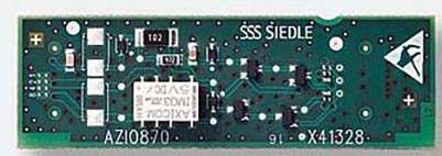 Tiskana pločica s natpisom SSS Siedle, sadrži različite elektroničke komponente poput otpornika i elektroničkih krugova. Modeli: AZ 10870, X41328.