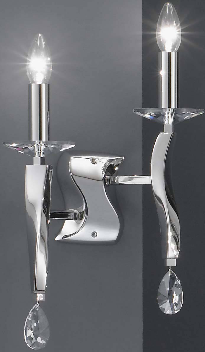 Moderna, sjajna zidna lampa s dvije LED-svijeće i kristalima u obliku kapi, postavljena na sivoj stijeni.
