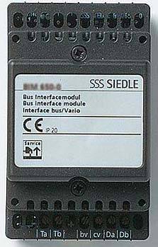 Elektronički modul od SSS Siedle s natpisom 'Bus Interface Modul'. Sadrži CE oznaku i zaštitni stupanj IP20.
