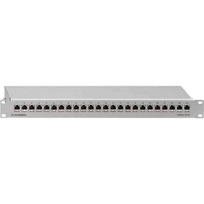 Patch panel s više Ethernet portova, pogodan za organizaciju i povezivanje mrežnih kabela u serverskom ormaru.