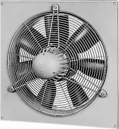Industrijski zidni ventilator sa zaštitnom rešetkom, montiran na kvadratni okvir. Pogodan za cirkulaciju zraka.