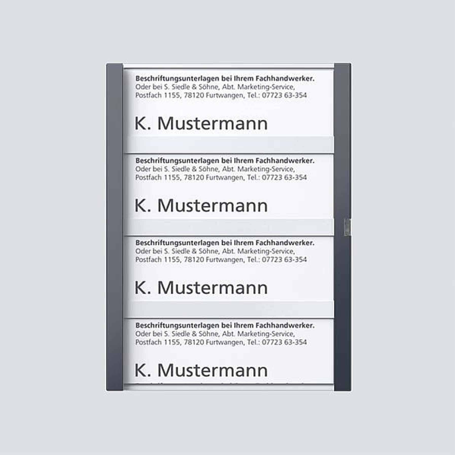 'K. Mustermann' je napisan na četiri identične natpisne pločice jedna iznad druge. Iznad su adresa i kontakt podaci.
