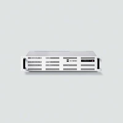 Bijeli server u rack formatu tvrtke SSS Siedle pred sivom pozadinom. Ima ventilacijske proreze i upravljačke elemente na prednjoj strani.