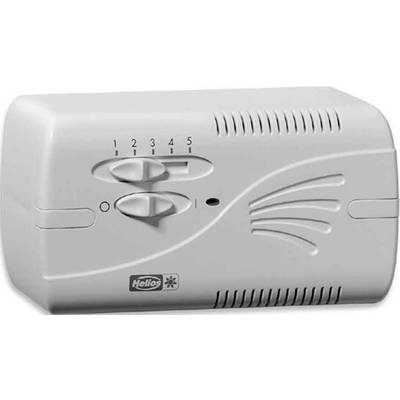 Bijeli regulator grijanja sa šest stupnjeva, dva klizača za podešavanje i ventilacijskim otvorima desno, logotip u donjem lijevom kutu.