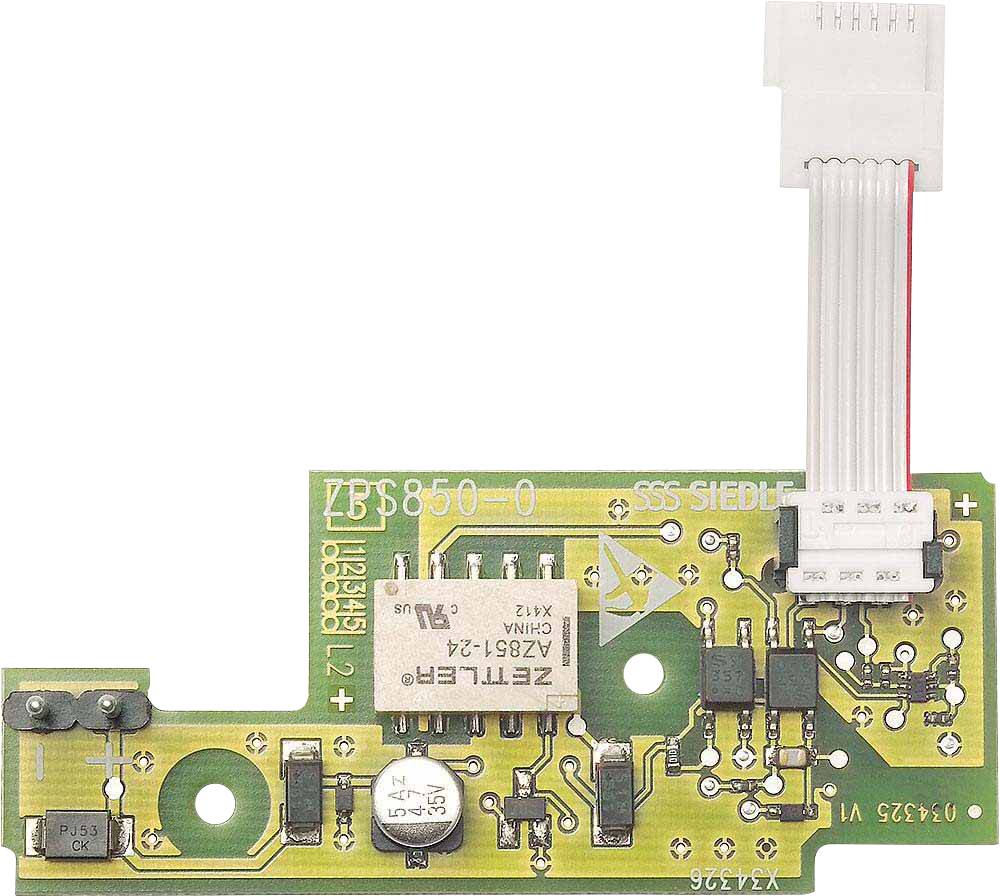 Elektronička pločica s različitim elektroničkim komponentama i vodljivim stazama. Gore desno priključak za ravni podatkovni kabel.
