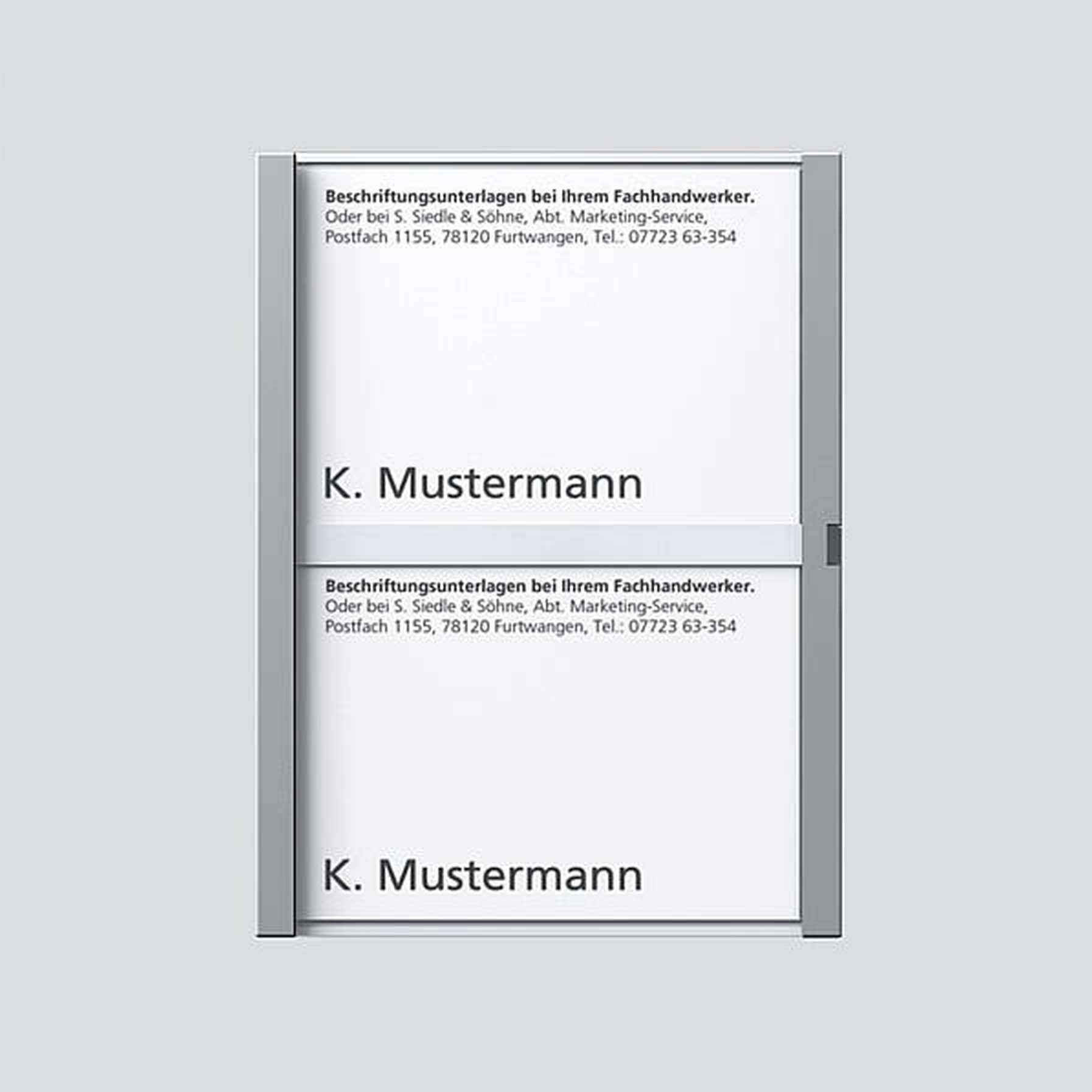 'K. Mustermann' u crnoj boji na bijeloj ploči. Iznad toga tekst s adresom: Odjel marketinške usluge, Furtwangen, i telefonski broj.