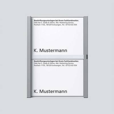 'K. Mustermann' u crnoj boji na bijeloj ploči. Iznad toga tekst s adresom: Odjel marketinške usluge, Furtwangen, i telefonski broj.