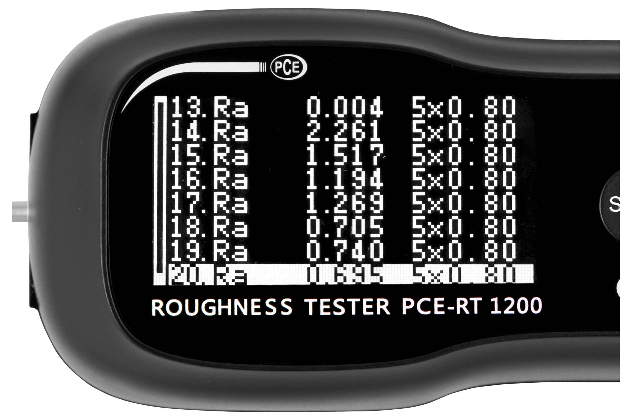 Prikazni zaslon ručnog testera hrapavosti s rezultatima mjerenja Ra i postavkama, označen kao "ROUGHNESS TESTER PCE-RT 1200".