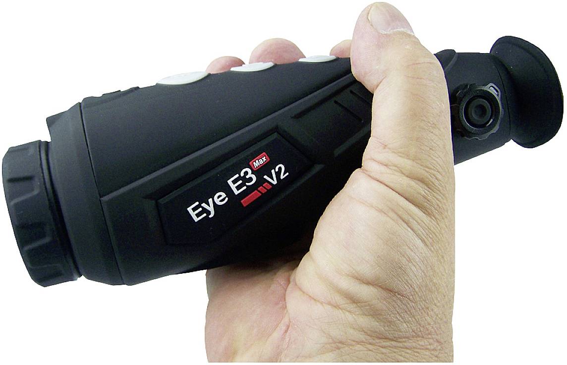 Jedna ruka drži crni termički monokular 'Eye E3 v2'.