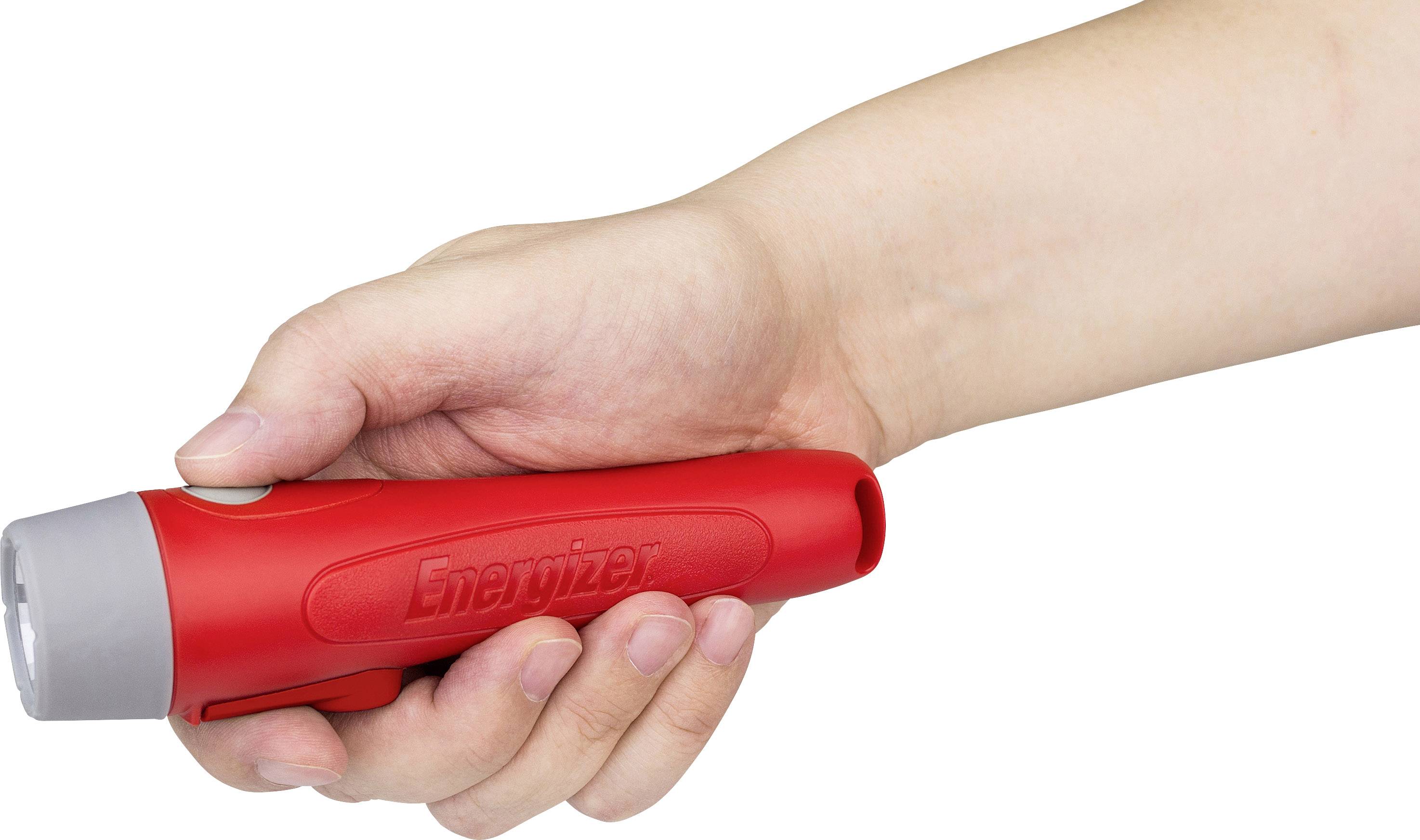 Jedna ruka drži crvenu baterijske lampu Energizer koja je usmjerena prema naprijed.