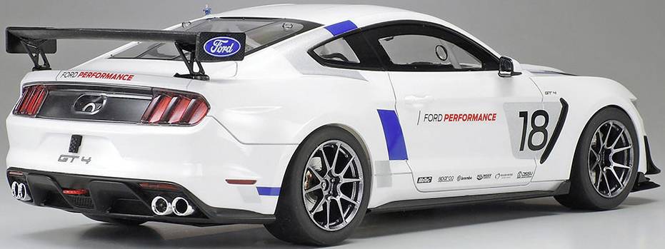 Bijeli Ford Performance GT4 trkaći automobil sa startnim brojem '18'. Sportski dizajn s zadnjim spoilerom i karakterističnim naplatcima.