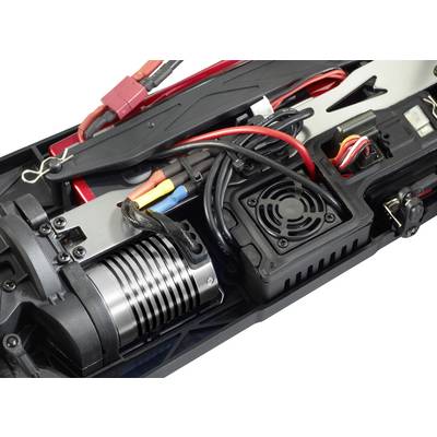 Bliski kadar daljinski upravljanog automobila prikazuje motor i električne kablove u šasiji.