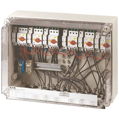 Otvorena električna razvodna kutija s više sklopki i međusobno povezanim kabelima služi upravljanju električnih uređaja.