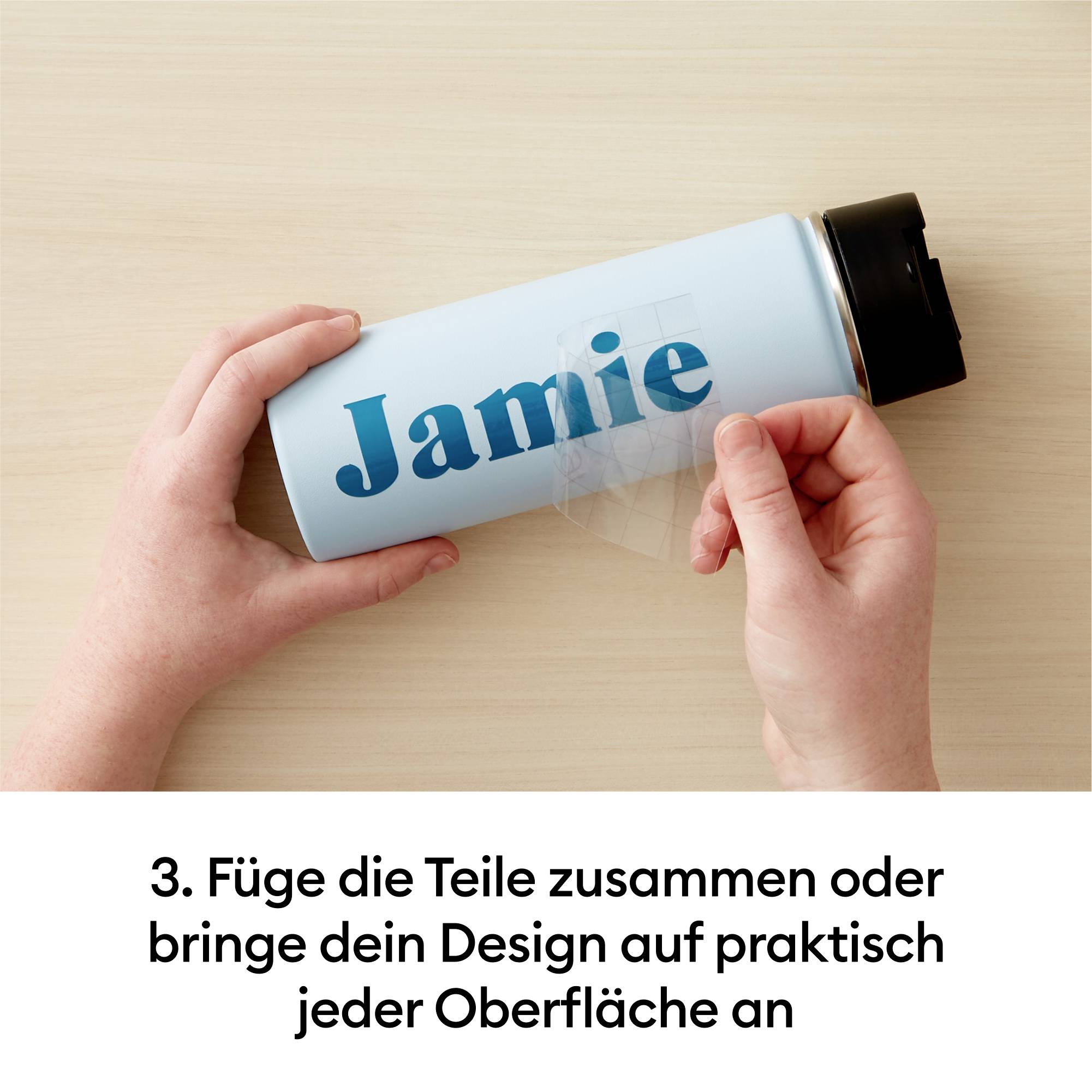 Jedna ruka drži bocu s plavim imenom 'Jamie', dok druga ruka lijepi foliju na nju. Tekst ispod: '3. Spoji dijelove ili postavi svoj dizajn praktički na bilo kojoj površini'.