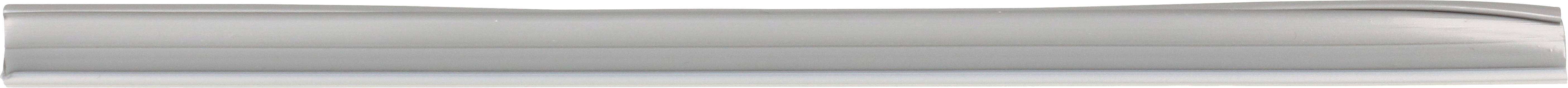 Sivi, plosnati predmet zaobljenih rubova leži horizontalno. Čini se glatkim i izduženim.