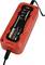 Crveni punjač baterija s digitalnim zaslonom, pogodan za 6V i 12V baterije. Električni priključci vidljivi na oba kraja.