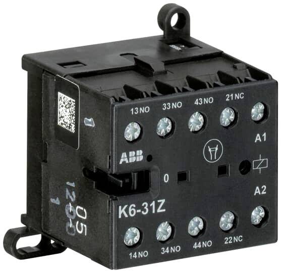 ABB K6-31Z pomoćni kontaktor, kvadratnog oblika, crne površine, s više numeriranih priključaka i QR kodom.