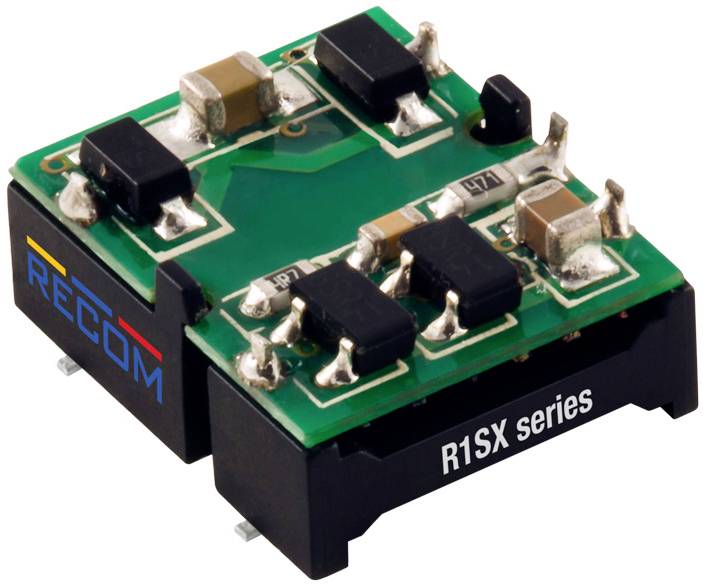Mala elektronička jedinica iz serije 'R1SX' tvrtke RECOM, s nekoliko crnih i srebrnih komponenti na zelenoj tisknoj pločici.
