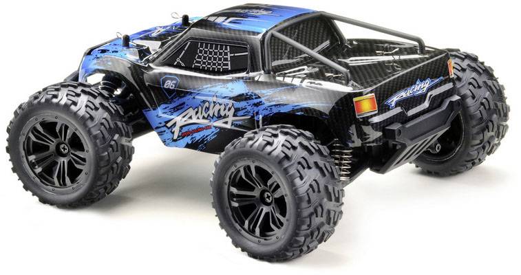 Daljinski upravljani automobil s plavom i crnom bojom, velikim off-road gumama i sportskim dizajnom stoji na površini.