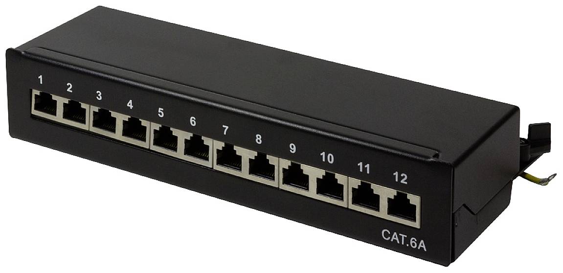 Crni mrežni patch panel s 12 numeriranih Ethernet porta, kategoriziran kao CAT.6A, za organizaciju mrežnih kabelskih poveznica.