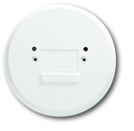 Okrugli, bijeli detektor dima bez vidljive oznake marke. Dvije male LED lampice prikazuju radne statuse. Pogodan za ugradnju na strop.