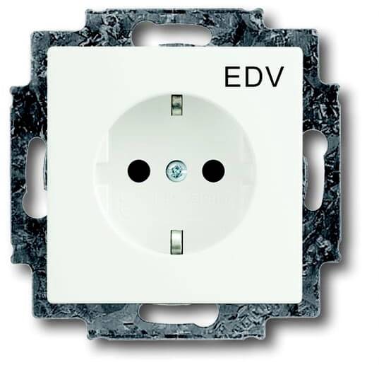 Bijela utičnica s natpisom 'EDV', montirana u metalnom okviru, za električno spajanje IT uređaja.