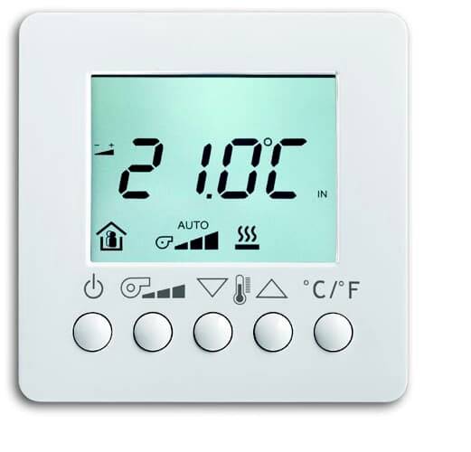 Digitalni termostat prikazuje 21,0°C. Simboli ispod: kuća, automatski način rada, grijanje i regulacija temperature.
