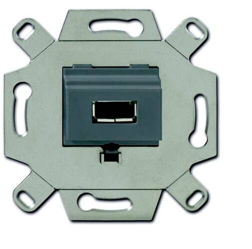 Zidni Ethernet priključak u metalnom okviru, spreman za ugradnju.