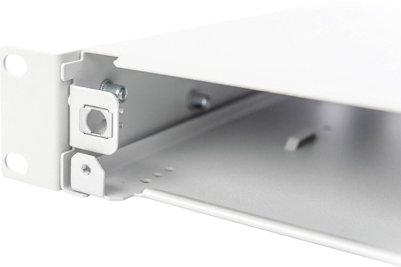 Metalni, bijeli server ormar s tračnicama i vijcima prikazuje detalj mogućnosti učvršćivanja.