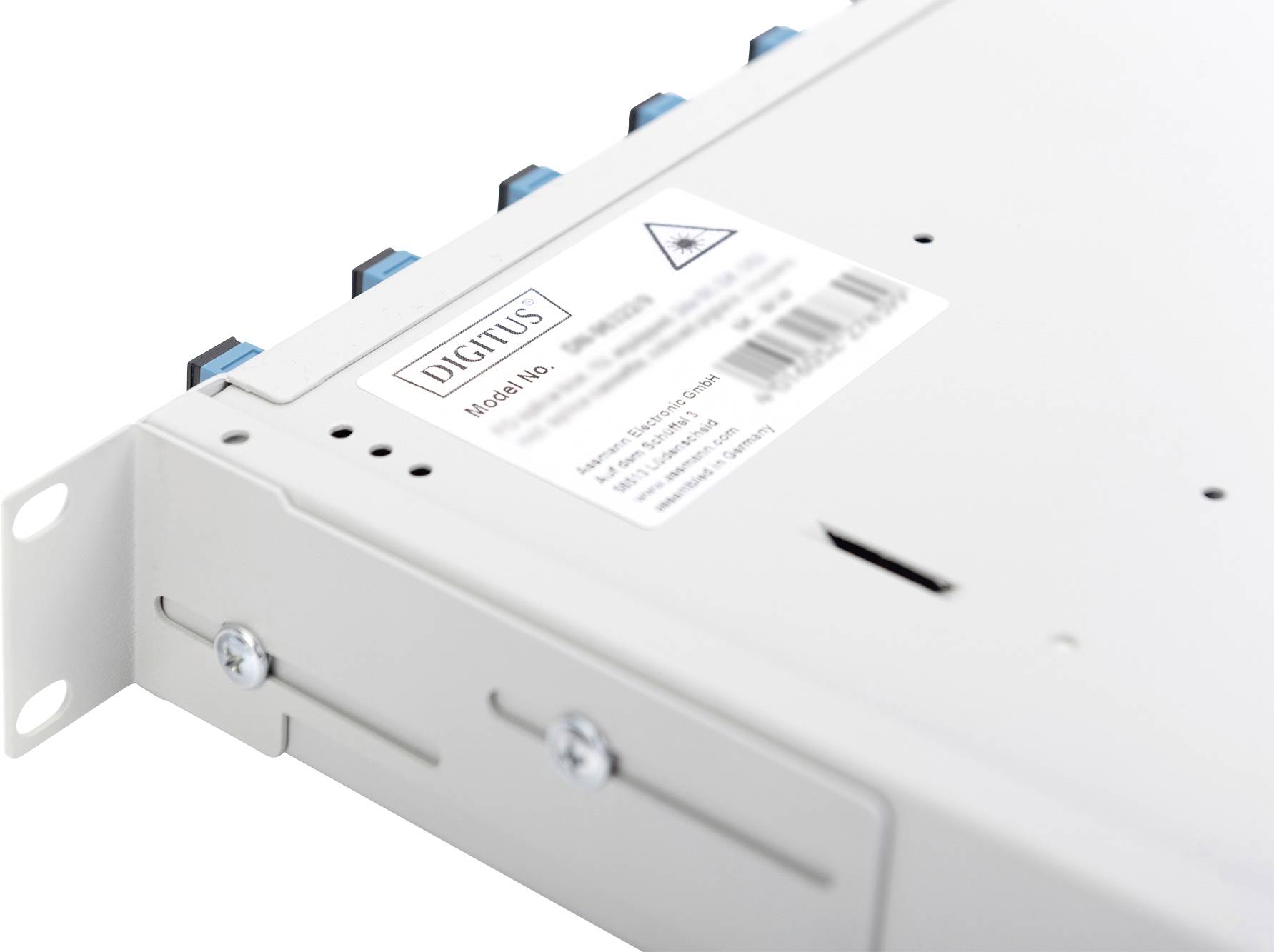 Približni snimak bijelog mrežnog uređaja za ugradnju u rack koji ima više plavih priključaka i naljepnicu s informacijama o modelu i barkod.