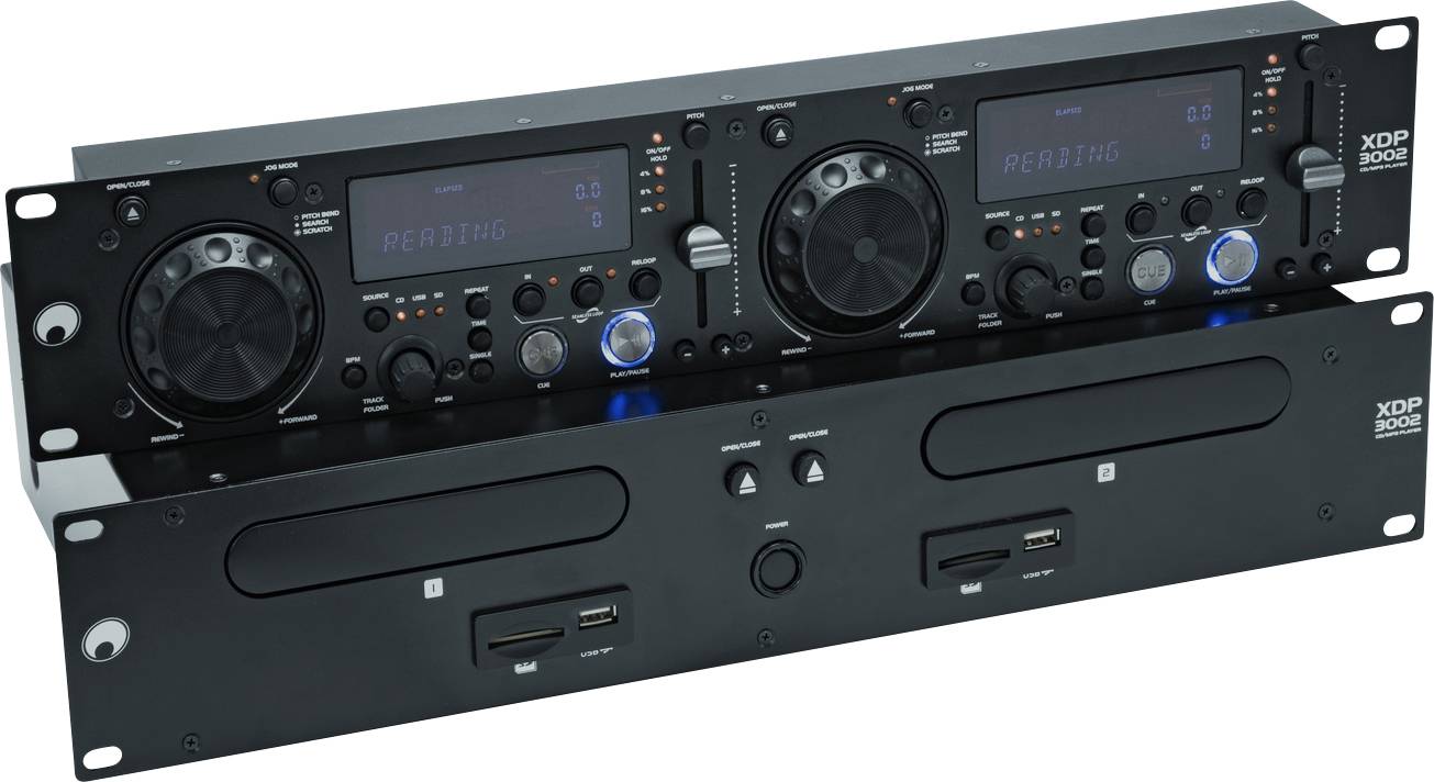 Dvostruki CD player DJ kontroler s dva zaslona, okretnim gumbima i tipkovnicom na prednjoj ploči, pogodan za profesionalnu audio upotrebu.