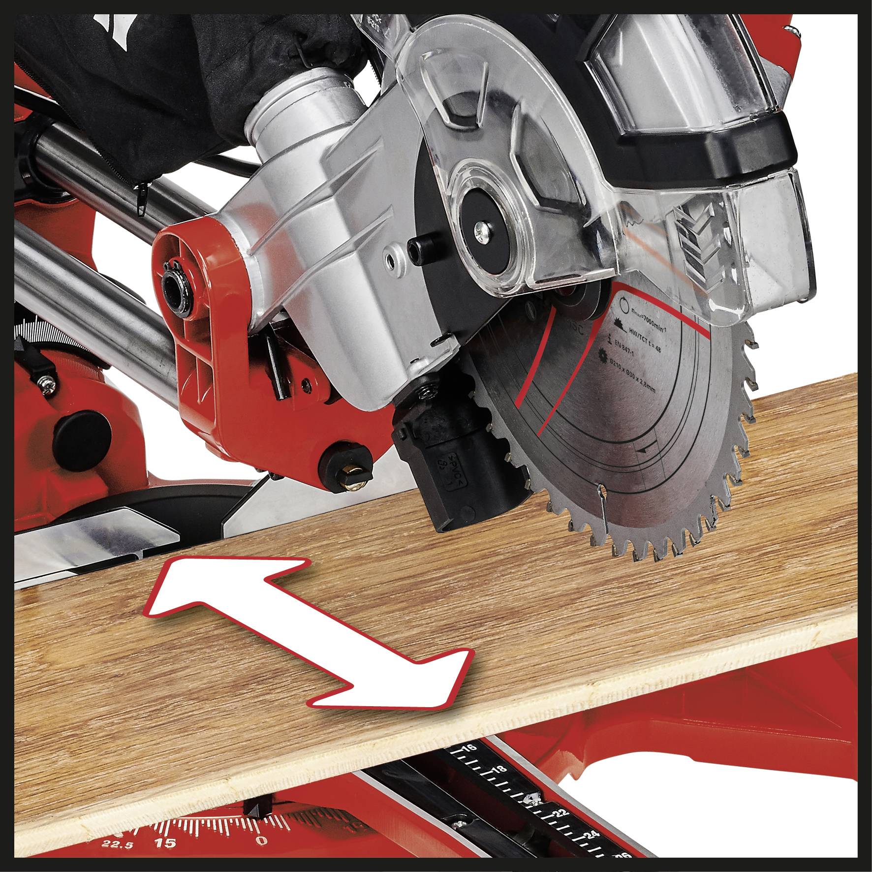 Kružna pila reže drvenu letvicu. Bijela oznaka dvostrukog strelica pokazuje smjer mogućeg kretanja obratka.