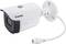 Nadzorna kamera s pravokutnim kućištem, montirana na bijelom nosaču, sadrži vidljivi objektiv i priključni kabel.