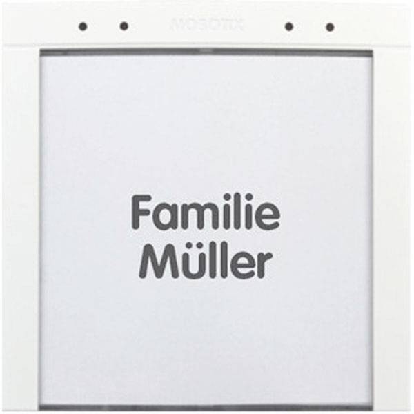 Obitelj Müller piše na bijeloj ploči.