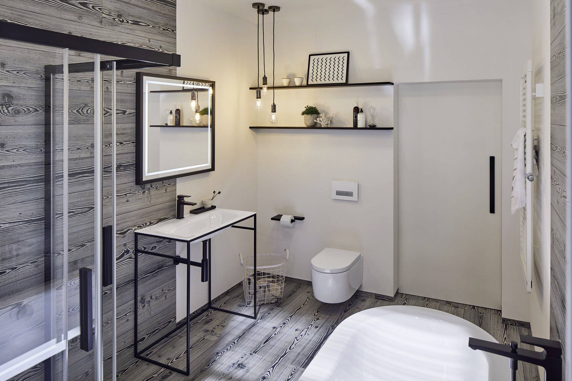 Moderno kupaonicu s drvenom oblogom, staklenom tuš-kabinom, viseći umivaonik, zidnim policama i samostojeći kadu. Minimalistički dizajn.