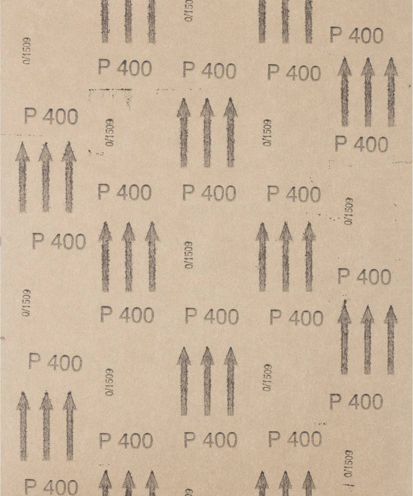Brusni papir sa ravnomjerno raspodijeljenim natpisima 'P 400' i strelicama koje upućuju na granulaciju i smjer brušenja.