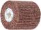 Smeđe-crveni brusni valjak grube strukture. Cilindričnog je oblika i sa strane označen kao proizvod.